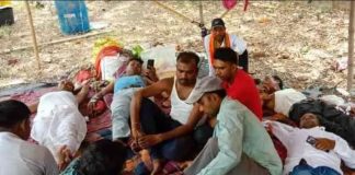 झारखंड में अनिश्चितकालीन धरने पर बैठे विस्थापित