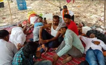 झारखंड में अनिश्चितकालीन धरने पर बैठे विस्थापित