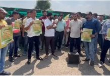 यूनियन न बनने देने के विरोध में मजदूरों का प्रदर्शन