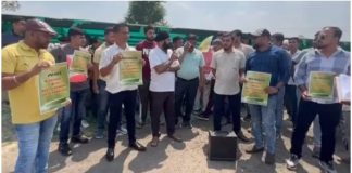 यूनियन न बनने देने के विरोध में मजदूरों का प्रदर्शन