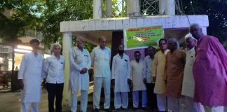 गांधी विद्या संस्थान पर अवैध कब्जे के विरोध में वाराणसी के आजाद पार्क में धरना