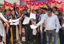 छत्तीसगढ़ में पटवारियों की हड़ताल पर सरकार ने लगाया एस्मा; कर्मचारियों ने जलाई एस्मा की प्रतियाँ