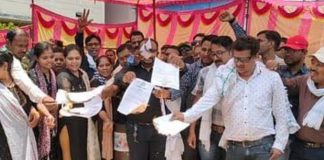 छत्तीसगढ़ में पटवारियों की हड़ताल पर सरकार ने लगाया एस्मा; कर्मचारियों ने जलाई एस्मा की प्रतियाँ