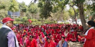 हरियाणा में वादाखिलाफी से क्षुब्ध आँगनवाड़ी कार्यकर्ताओं का प्रदर्शन