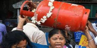 अधिक महंगाई के कारण 40 फीसद भारतीयों की खर्च करने योग्य कमाई घटी