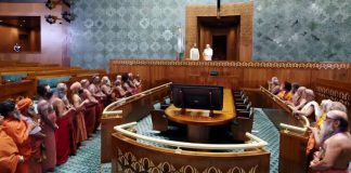 इस हुकूमत को आनेवाले दिनों में संविधान और लोकतंत्र की उपस्थिति भी गैर-जरूरी लग सकती है