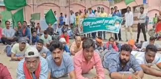 बोकारो में नियोजन की माँग को लेकर विस्थापितों का अनोखा आंदोलन