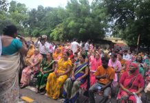 बारिश के बीच जंतर मंतर पर रोजगार के लिए हुई जन-संसद में जुटे सैकड़ों लोग One Vote One Employment