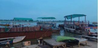 बनारस में वाटर टैक्सी को लेकर मल्लाहों में आक्रोश