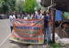 बहाली की माँग को लेकर मजदूरों के आश्रितों का प्रदर्शन