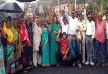 झारखंड के बेरमो में विस्थापित महिला मोर्चा ने किया चक्का जाम