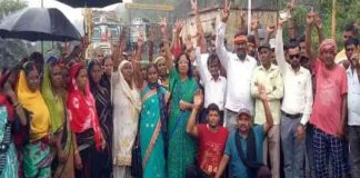 झारखंड के बेरमो में विस्थापित महिला मोर्चा ने किया चक्का जाम