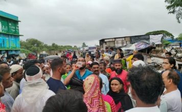 बिना सर्वे बिना नोटिस, भारी बरसात में गरीबों की बस्ती पर चला बुलडोजर