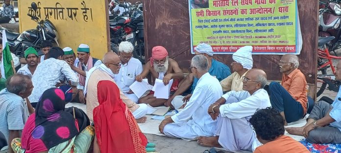 सर्व सेवा संघ के समर्थन में किसानों का धरना