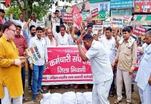 हरियाणा में वेतन बढ़ोत्तरी की माँग कर रहे क्लर्कों की हड़ताल जारी