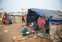 ऑंकड़े बदले हैं, गरीबी की तस्वीर नहीं