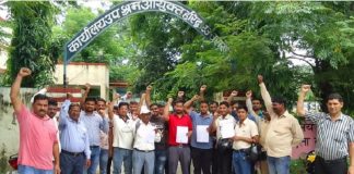 विभिन्न माँगों को लेकर एवरेडी कंपनी के मजदूरों का धरना