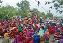 माधुरी कृष्णस्वामी पर जिला बदर की कार्रवाई के विरोध में आदिवासियों ने निकाली रैली