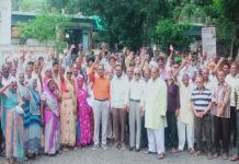 वर्षों से बकाया मजदूरी न मिलने से हुकुमचंद मिल के मजदूरों में आक्रोश