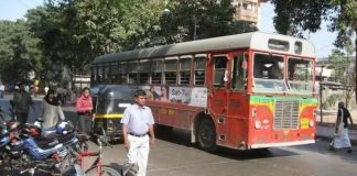 वेतन वृद्धि की माँग को लेकर निजी बस संचालक और अनुबंधित कर्मचारी हड़ताल पर