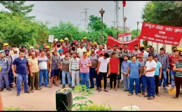 हिप्र के नालागढ़ में अंबुजा सीमेंट फैक्ट्री के मजदूरों का प्रदर्शन