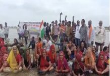 चित्तौड़गढ़ में पेयजल संकट से परेशान लोगों का प्रदर्शन