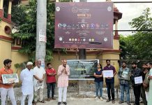 सर्व सेवा संघ परिसर के ध्वस्तीकरण के विरोध में बीएचयू गेट पर हुई आक्रोश सभा Protest at BHU gate against Sarva Seva Sangh campus demolition