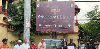 सर्व सेवा संघ परिसर के ध्वस्तीकरण के विरोध में बीएचयू गेट पर हुई आक्रोश सभा Protest at BHU gate against Sarva Seva Sangh campus demolition