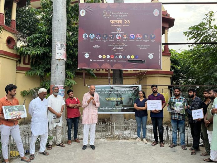 Protest at BHU gate against Sarva Seva Sangh campus demolition