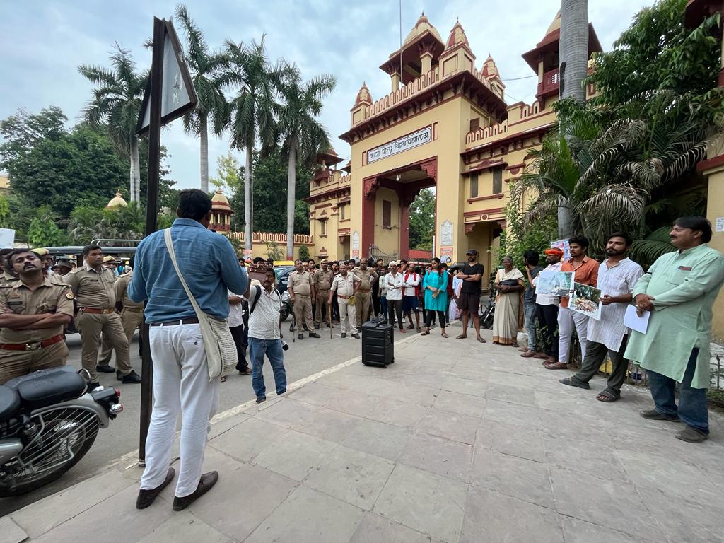 Protest at BHU gate against Sarva Seva Sangh campus demolition