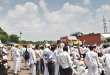 प्याज पर निर्यात शुल्क लगाए जाने के विरोध में नाशिक में किसानों ने किया हाईवे जाम