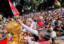 लोकनायक जयप्रकाश नारायण की जयंती पर उनकी मूर्ति पर माल्यार्पण करने से रोकना योगी सरकार का अलोकतांत्रिक कदम