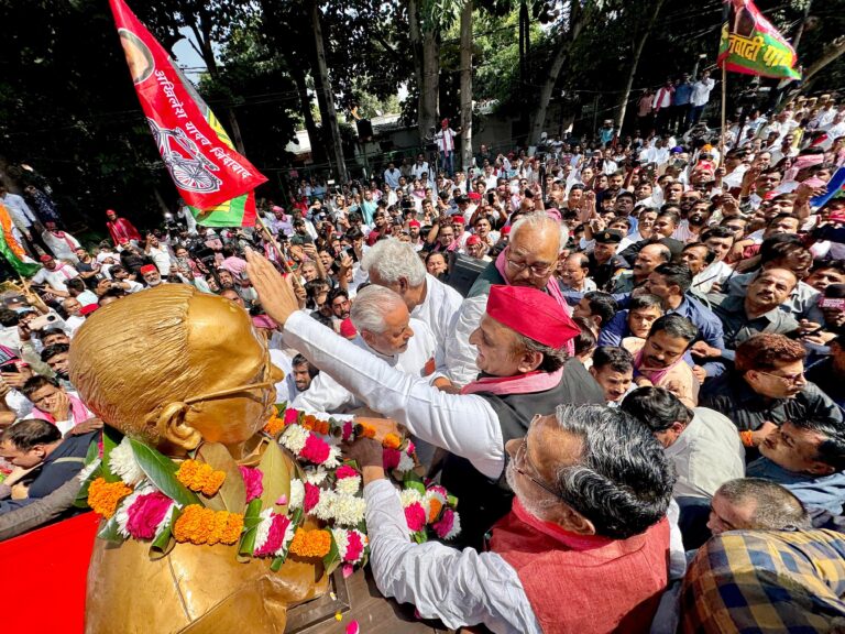 लोकनायक जयप्रकाश नारायण की जयंती पर उनकी मूर्ति पर माल्यार्पण करने से रोकना योगी सरकार का अलोकतांत्रिक कदम