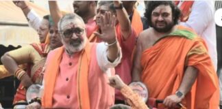 देश की एकता पर लपकते और शिखा से पादुका तक पैने होते नाखून Giriraj Singh