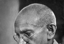 धर्मग्रंथ + देवी-देवता : महात्मा गांधी