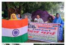 गांधी समाधि से आचार्य नरेन्द्रदेव मूर्तिस्थल तक सोशलिस्टों का पैदल मार्च। Foot march of Socialists from Gandhi Samadhi to Acharya Narendra Dev statue site.