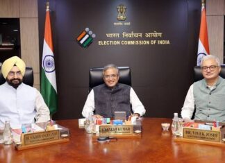 सरकार बदलें या मतदाता सूची? – अरुण कुमार त्रिपाठी The current Election Commission is unconstitutional