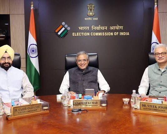सरकार बदलें या मतदाता सूची? – अरुण कुमार त्रिपाठी The current Election Commission is unconstitutional