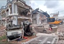 असली लोकतंत्र का दृश्य: जेसीबी में लटके युवक – डॉ योगेन्द्र Bulldozer action