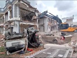 असली लोकतंत्र का दृश्य: जेसीबी में लटके युवक – डॉ योगेन्द्र Bulldozer action