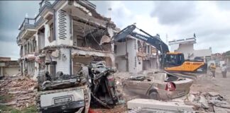 असली लोकतंत्र का दृश्य: जेसीबी में लटके युवक – डॉ योगेन्द्र Bulldozer action