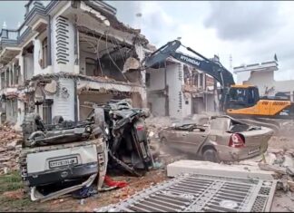 असली लोकतंत्र का दृश्य: जेसीबी में लटके युवक – डॉ योगेन्द्र Bulldozer action