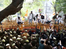 युग के अँधेरे में कसमसाते युवा – डॉ योगेन्द्र युवा