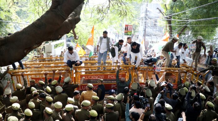 युग के अँधेरे में कसमसाते युवा – डॉ योगेन्द्र युवा