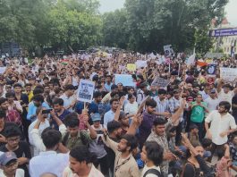 छात्र सड़कों पर लौटे हैं, क्या लोकतंत्र भी लौटेगा? Cockroach Movement; Awakened citizens and confused political party workers