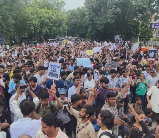 छात्र सड़कों पर लौटे हैं, क्या लोकतंत्र भी लौटेगा? Cockroach Movement; Awakened citizens and confused political party workers