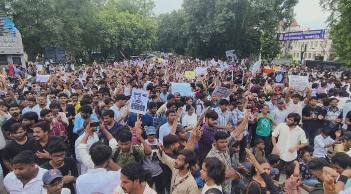 छात्र सड़कों पर लौटे हैं, क्या लोकतंत्र भी लौटेगा? Cockroach Movement; Awakened citizens and confused political party workers